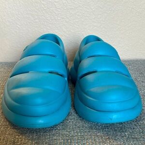 UGG Sport Yeah Clog in blue, women’s size 7. Very good condition. Barely worn.